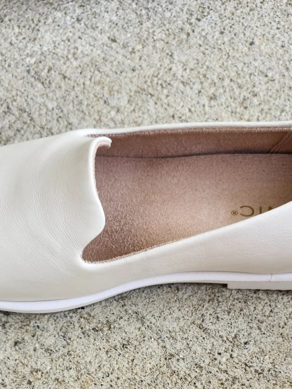 BRAND NEW IN BOX! Vionic Willa 2.0 flat loafers. Size 7M Color IVORY Never Worn.